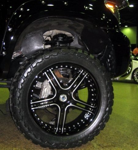 The 24" rims make the Tundra's huge stock brake rotors look small - and that's no "small" feat.